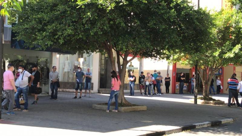 Agências bancárias seguem com grande fluxo de clientes em Criciúma — foto 1