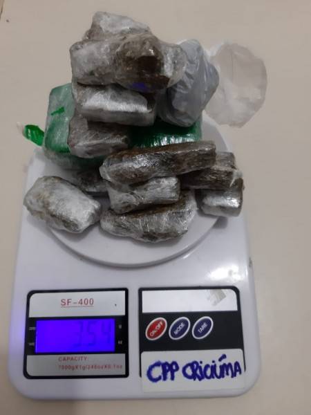 Traficante é preso com mais de 300 gramas de maconha no bairro Vila Nova — foto 2
