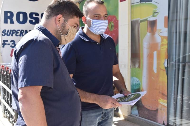 Prefeitura de Siderópolis distribui adesivos com orientação sobre distanciamento — foto 1