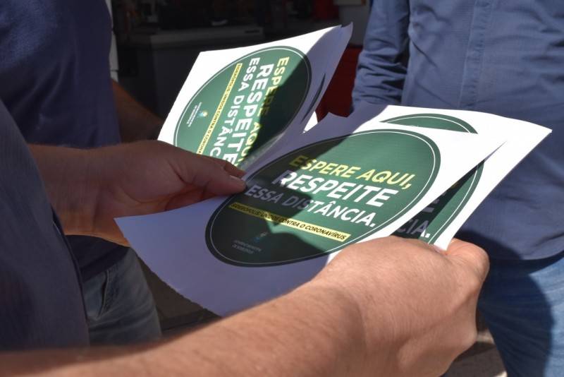 Prefeitura de Siderópolis distribui adesivos com orientação sobre distanciamento — foto 2