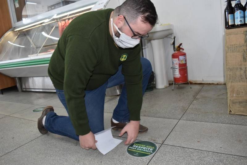 Prefeitura de Siderópolis distribui adesivos com orientação sobre distanciamento — foto 5