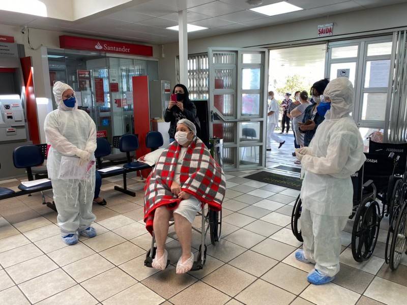 Primeira paciente internada com Covid-19 na UTI do Hospital São José recebe alta — foto 2