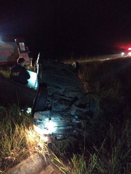 Veículo capota na rodovia BR-101, em Sangão — foto 1