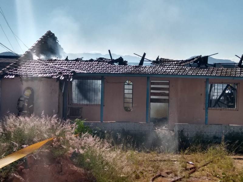 Incêndio atinge residência desabitada em Tubarão — foto 1