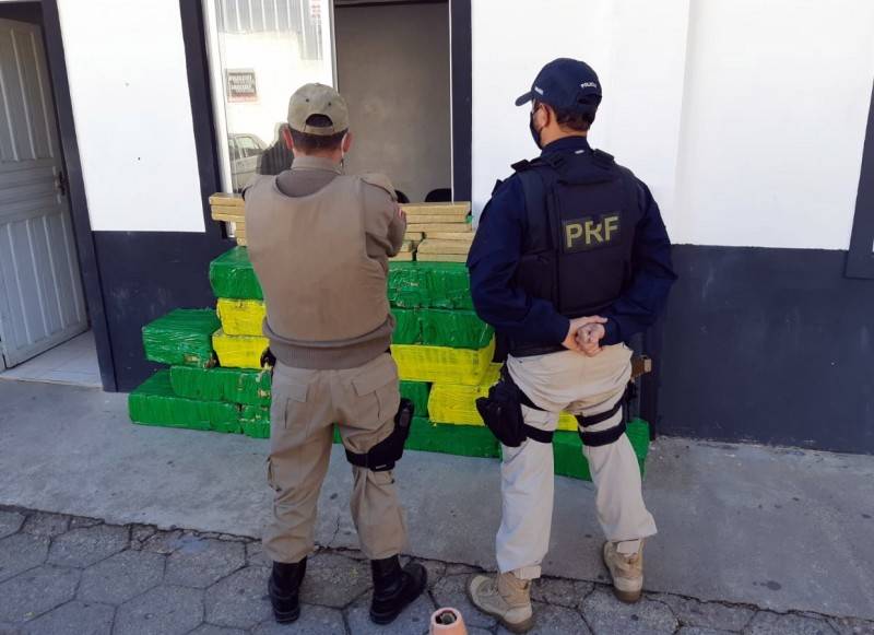 Mais de 420 quilos de maconha localizados em veículo capotado na BR-282 — foto 1
