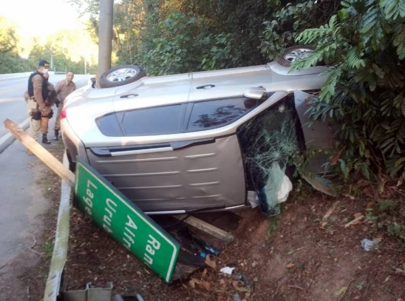 Mais de 420 quilos de maconha localizados em veículo capotado na BR-282 — foto 2
