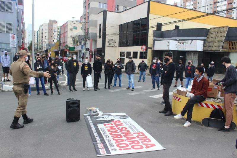 Grupo contra o racismo protesta em Criciúma — foto 1