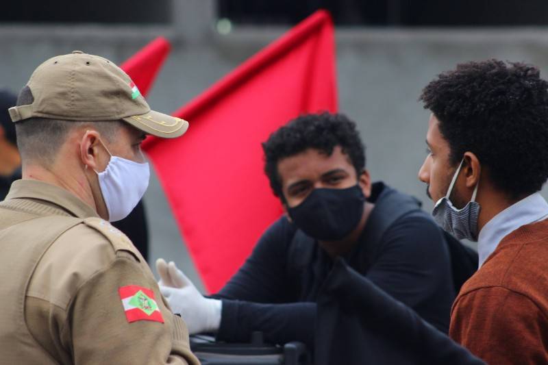 Grupo contra o racismo protesta em Criciúma — foto 2
