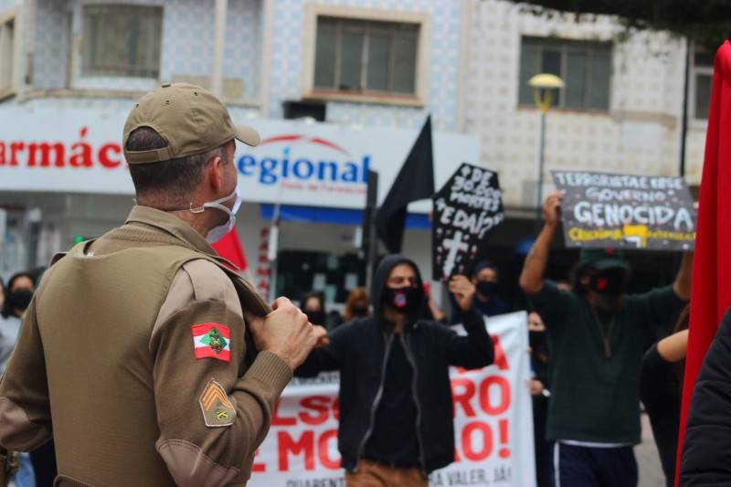 Grupo contra o racismo protesta em Criciúma — foto 38