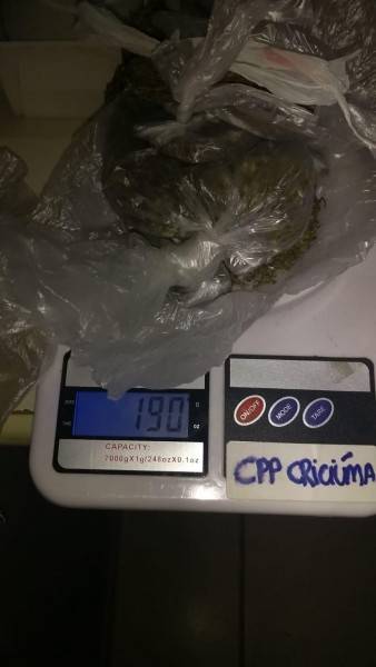 Dupla é detida por tráfico de drogas no bairro Esplanada — foto 2