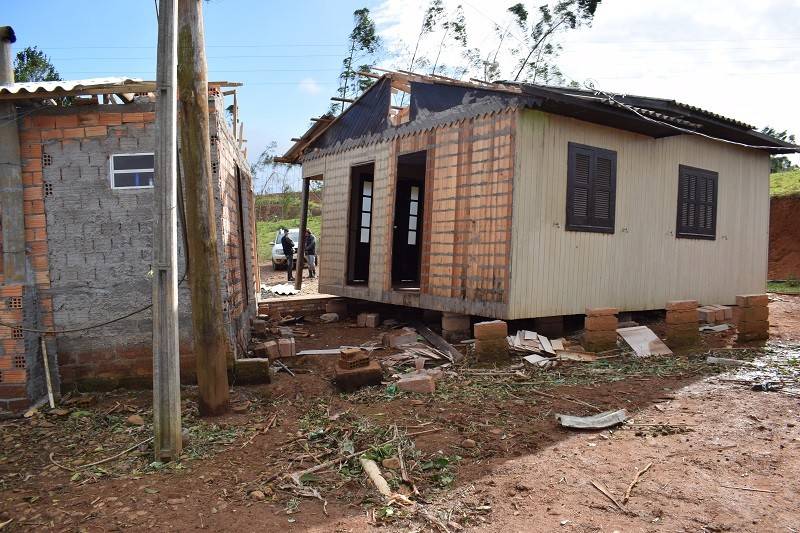 Ventos fortes deixam rastro de destruição em Jacinto Machado — foto 1