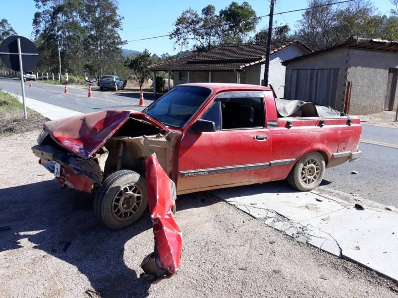 Mulher morre após colisão entre carro e moto na SC-390 — foto 1