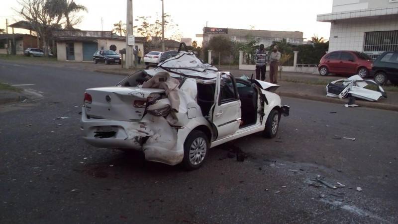 Carro com quatro ocupantes cai de viaduto em Santa Rosa do Sul — foto 1