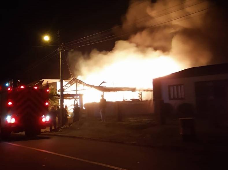 Casa é destruída por incêndio e família organiza Vakinha para recomeçar — foto 1