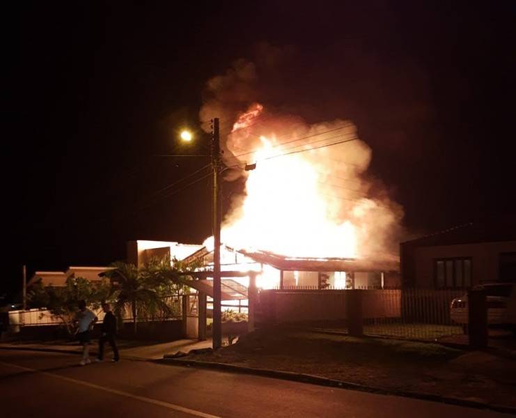 Casa é destruída por incêndio e família organiza Vakinha para recomeçar — foto 2
