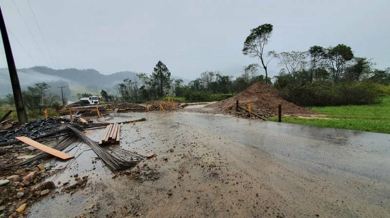 Trânsito bloqueado nas pontes do Bianchini e Somariva — foto 1