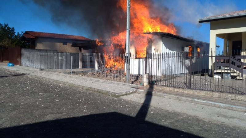 Bombeiros combatem incêndio em residência no Rio Maina; Vakinha foi criada para ajudar família — foto 1