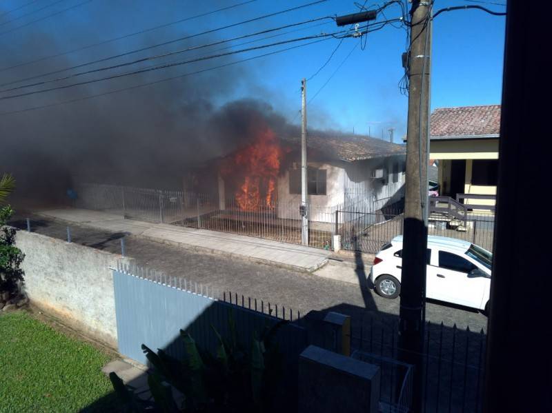Bombeiros combatem incêndio em residência no Rio Maina; Vakinha foi criada para ajudar família — foto 2