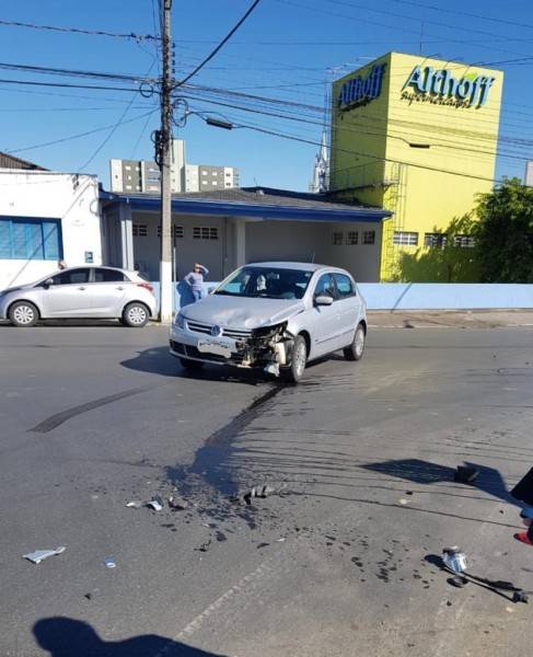 Acidente entre carro e motocicleta deixa duas pessoas feridas no Centro de Orleans — foto 1