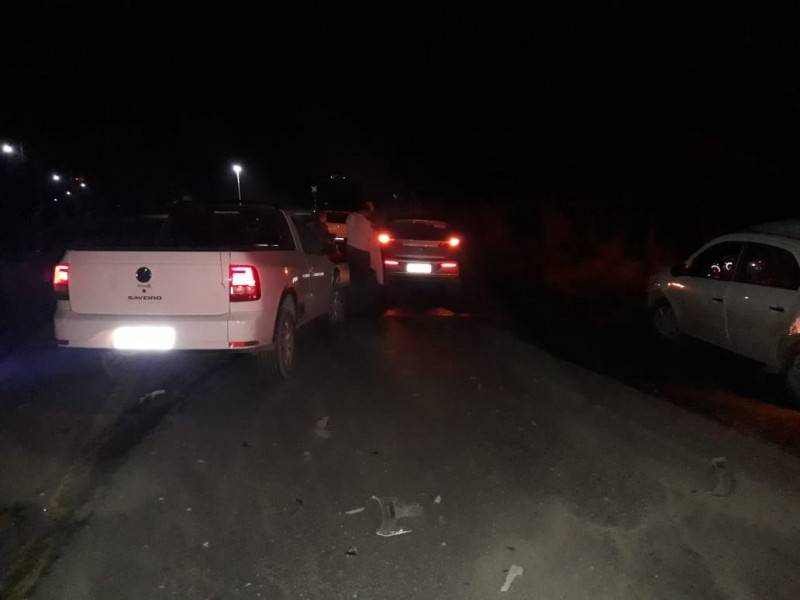 Motorista não percebe passagem de trem e colide em dois veículos que estavam parados — foto 1