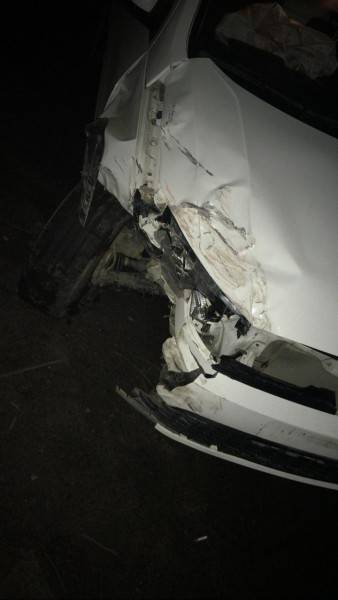 Motorista não percebe passagem de trem e colide em dois veículos que estavam parados — foto 2