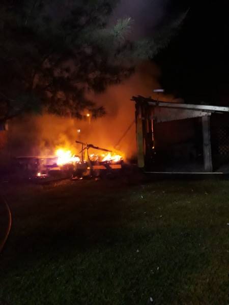 Residência é atingida por incêndio em Balneário Arroio do Silva — foto 1