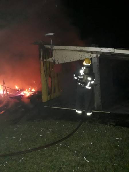 Residência é atingida por incêndio em Balneário Arroio do Silva — foto 2