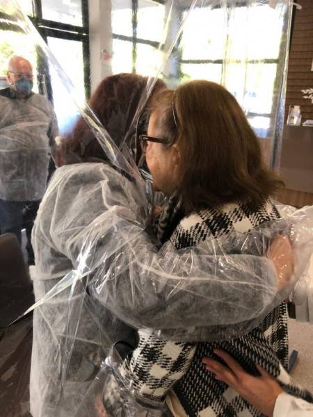 Cortina do abraço: residencial geriátrico cria ação para idosos receberem abraços durante a pandemia — foto 1