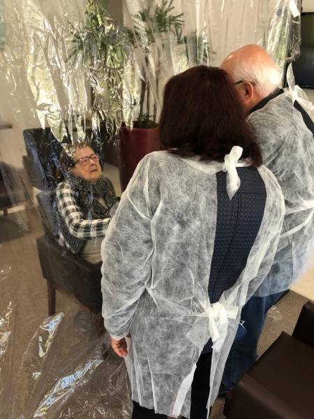 Cortina do abraço: residencial geriátrico cria ação para idosos receberem abraços durante a pandemia — foto 2