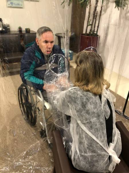 Cortina do abraço: residencial geriátrico cria ação para idosos receberem abraços durante a pandemia — foto 14
