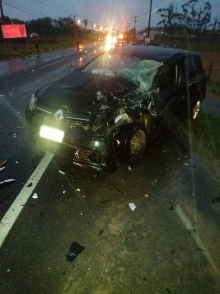 Caminhão e dois carros se envolvem em acidente de trânsito na SC-445, em Içara — foto 1