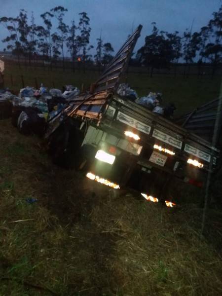 Caminhão e dois carros se envolvem em acidente de trânsito na SC-445, em Içara — foto 2