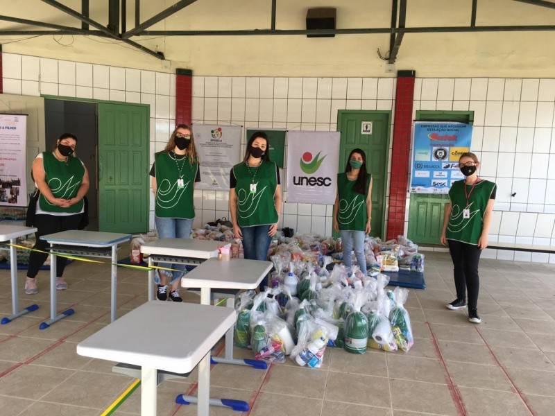 Famílias de Criciúma recebem mais de duas toneladas de doações em campanha solidária da Unesc — foto 1