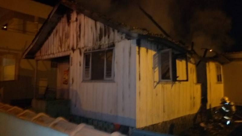 Moradora fica ferida após incêndio em residência — foto 1