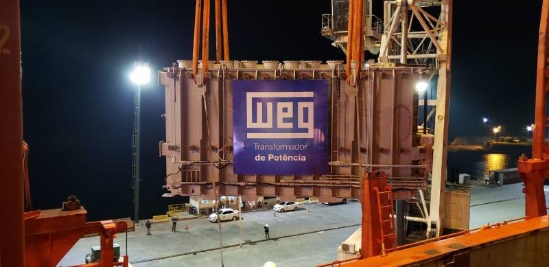 Transformador gigante é embarcado no Porto de Imbituba — foto 1
