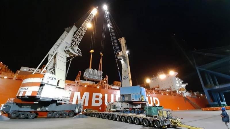 Transformador gigante é embarcado no Porto de Imbituba — foto 2