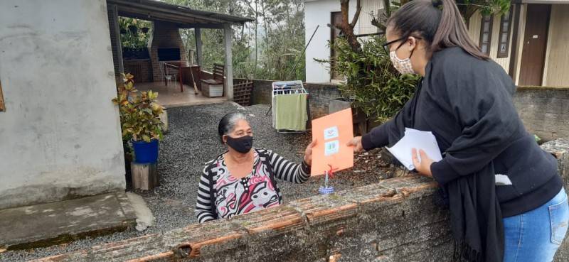 Equipe do Cras Vila Miguel realiza entrega de cartas aos idosos atendidos no espaço — foto 2