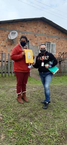 Equipe do Cras Vila Miguel realiza entrega de cartas aos idosos atendidos no espaço — foto 4
