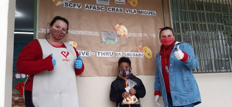 Famílias do Serviço de Convivência Cras Vila Miguel e Tereza Cristina recebem bolachas caseiras — foto 1