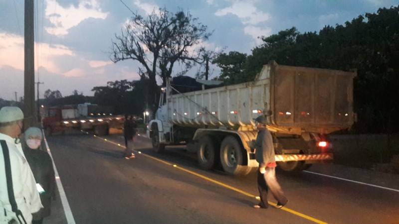 Moradores trancam rodovia e impedem passagem de caminhões em Maracajá — foto 1