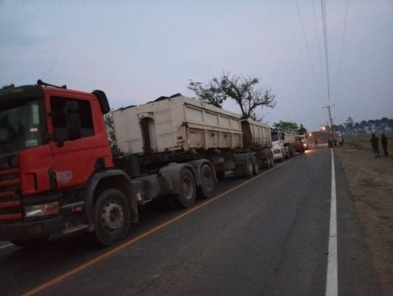 Moradores trancam rodovia e impedem passagem de caminhões em Maracajá — foto 4