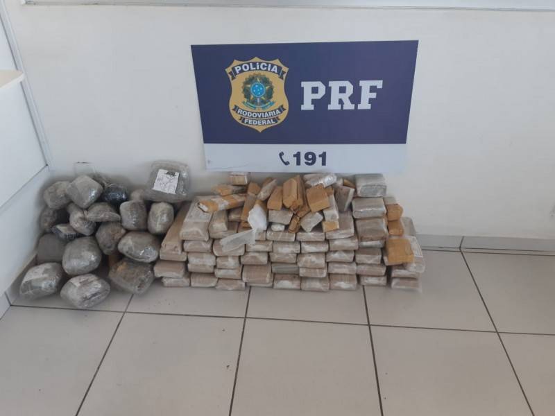 Dupla é detida com 61 kg de maconha escondidos em veículo sobre guincho em Tubarão, na BR-101 — foto 2