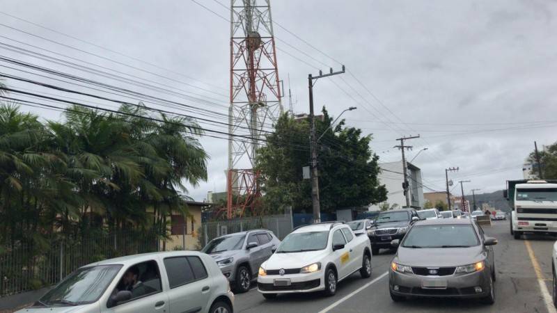 Obras da Casan alteram trânsito da rua Desembargador Pedro Silva, no bairro Comerciário — foto 2