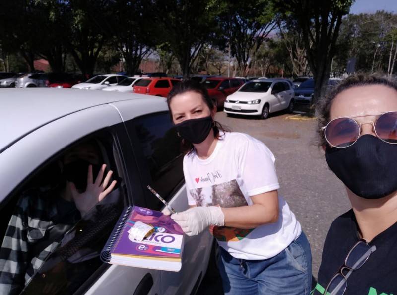 Bolo, lembranças e muitas mensagens para professores e alunos do Colégio Satc — foto 1