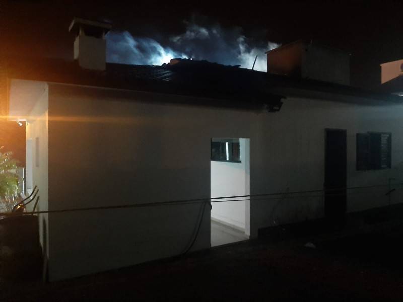 Cocal do Sul: Corpo de Bombeiros combate incêndio em residência — foto 1