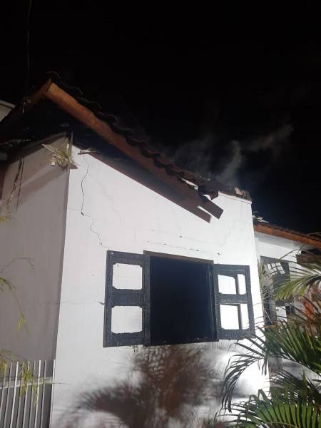 Cocal do Sul: Corpo de Bombeiros combate incêndio em residência — foto 2