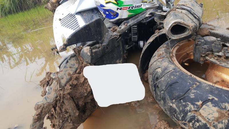 Motociclista perde controle de moto e cai em arrozal — foto 1
