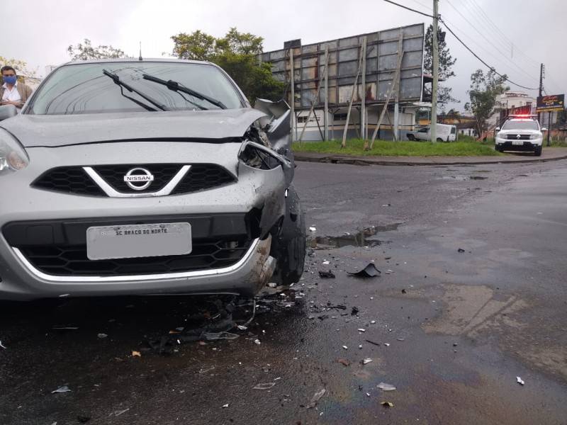 Colisão frontal é registrada no bairro Jardim Angélica — foto 1