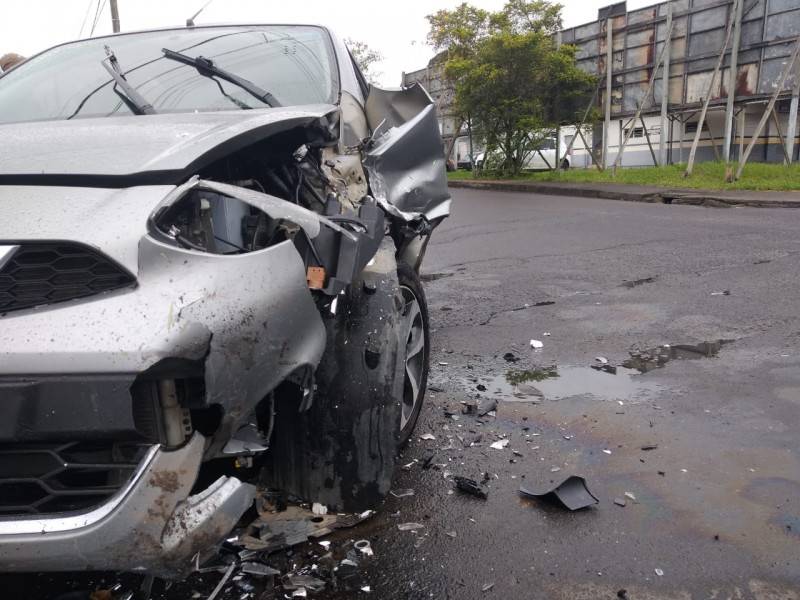 Colisão frontal é registrada no bairro Jardim Angélica — foto 2