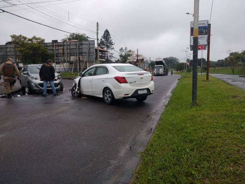 Colisão frontal é registrada no bairro Jardim Angélica — foto 7